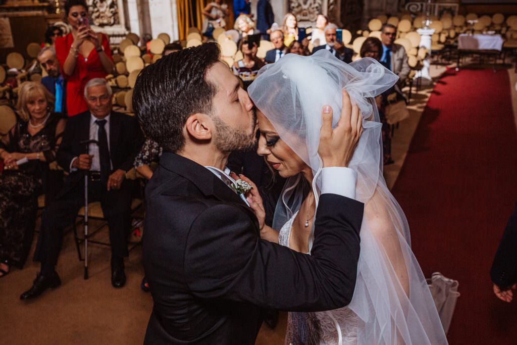Bacio in fronte di un matrimonio elegante a Palermo