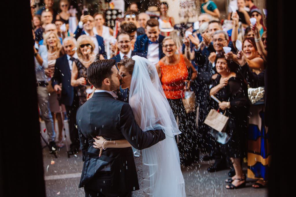 Lancio del riso di un matrimonio elegante a Palermo